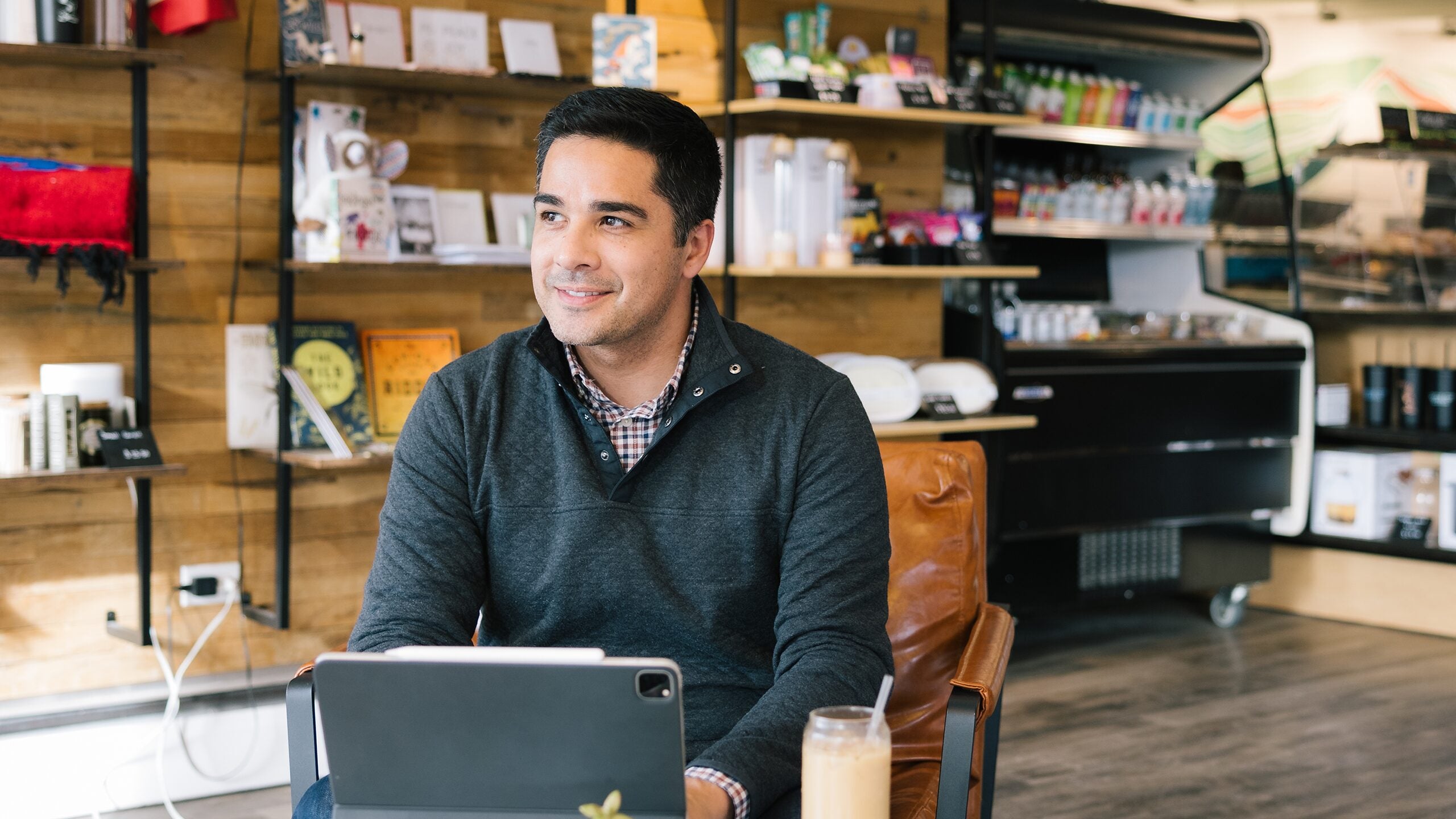 Man working on laptop in a cafe.